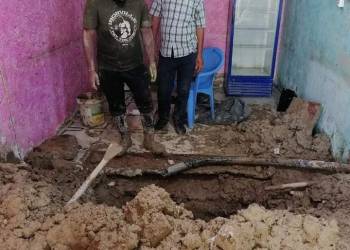 ماء ذي قار: أعمال حفريات داخل حجرة منزل بسبب كسر أنبوب قطره 6 أنج