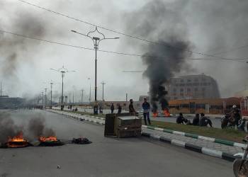 محتجون يغلقون شارع الامام وسط الناصرية بالاطارات المحترقة