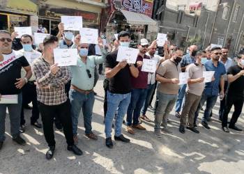 بالصور: طلبة الدراسات العليا يتظاهرون لمطالبة بعدم الممانعة لإكمال دراستهم