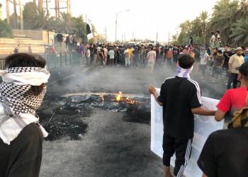 شهود عيان: محتجون يغلقون جسري النصر والزيتون وسط الناصرية بالاطارات المحترقة