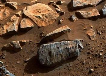 فعلها الروبوت.. استخراج صخرة من المريخ قد تشير لوجود "حياة"