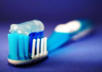 عند تنظيف أسنانك.. علامة تكشف أنك معرض لنوبة قلبية