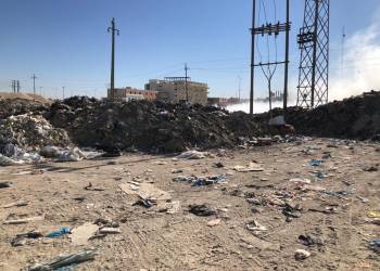 بالصور: تلال النفايات المحترقة تُحاصر المناطق القريبة من الجامعة الوطنية في الناصرية