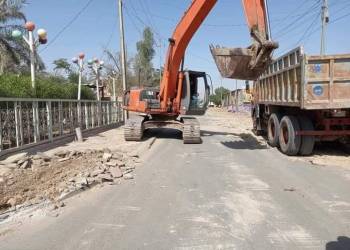 حفارة تقوم باعمال تاهيل