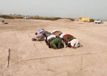 العثور على مسجد طيني
