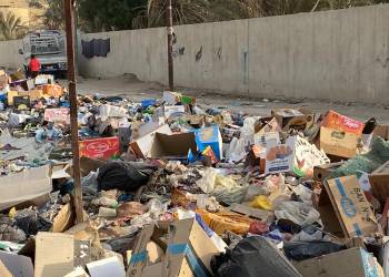 بالصور: منظر مخيف تراكم النفايات امام احدى مدارس الناصرية 