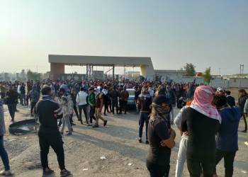 بالصور: محتجون يغلقون بوابة شركة نفط ذي قار ويمنعون دخول موظفيها
