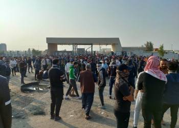 محتجون يُجددون غلق شركة نفط ذي قار للمطالبة بالتعيين