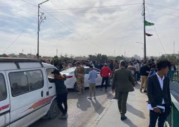 بالصور : خريجون يقطعون جسرَي النصر والزيتون وسط الناصرية مطالبين بالتعيين