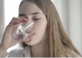 ستغير حياتك.. 5 فوائد "مذهلة" لشرب الماء فور الاستيقاظ