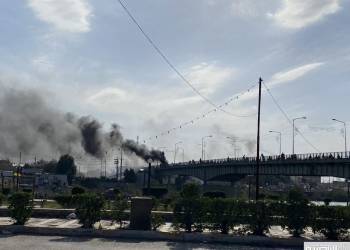 شهود عيان: قطع جسر النصر وسط الناصرية بالاطارات المحترقة