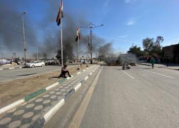 محتجّون يقطعون شارع الإمام علي وسط الناصرية بالإطارات المحترقة