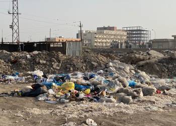 بالصور: إستمرار بلدية الناصرية برمي النفايات قرب مناطق خلف السريع