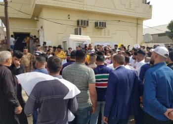 بالصور: العشرات من العمال يتظاهرون امام بلدية الناصرية