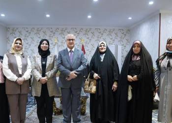 وزير التربية يستقبل كادر مدرسة الجمهورية في ذي قار