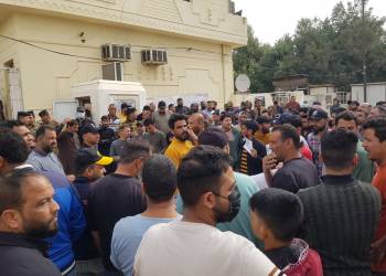 بالصور: عمال ذي قار يتظاهرون امام بلدية الناصرية للمطالبة باكمال اجراءات توزيع الأراضي