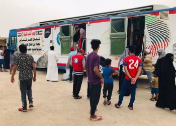 بالصور: عيادة الهلال الأحمر الطبية المتنقلة تصل لمناطق العشوائيات غرب الناصرية