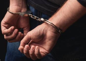 كمين محكم يوقع متهماً بتجارة المخدرات في سوق الشيوخ