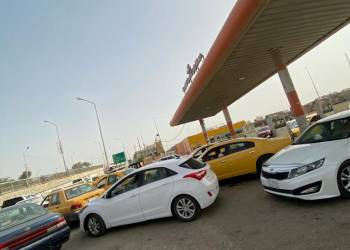 بالصور: لليوم الثاني على التوالي استمرار أزمة البنزين في الناصرية