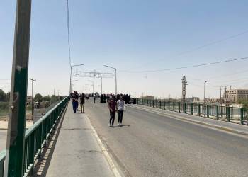 بالصور: إغلاق جسر النصر وسط الناصرية من قبل المحاضرين