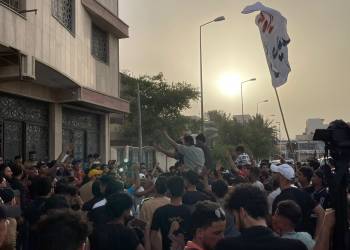 بالصور: محتجون يتظاهرون امام مبنى استثمار ذي قار مطالبين رئيسها بالاستقالة