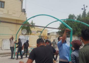 بالصور: عقود بلدية الناصرية ينصبون خيام اعتصامهم امام الدائرة
