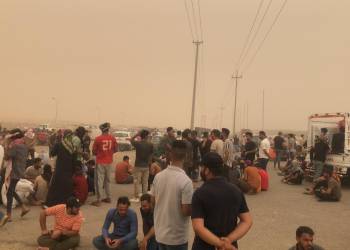 بالصور: العشرات من خريجي وكسبة اقضية شمال الناصرية يعتصمون امام حقل الغراف النفطي