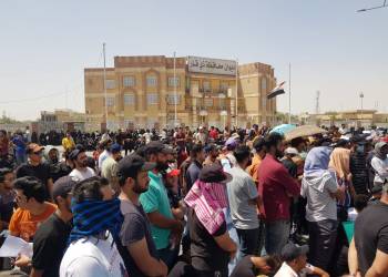 بالصور: المئات من الخريجين يحتجون امام ديوان محافظة ذي قار 