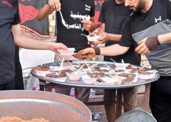 ‏بالصور: حسينية أهالي الناصرية في كربلاء تواصل تقديم الخدمات لزائري يوم الاربعين