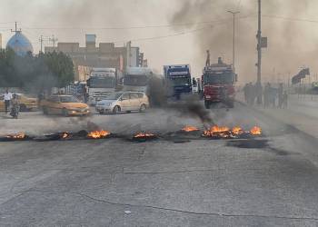 بالصور: أهالي مناطق خلف السريع يقطعون الطريق الرئيسي احتجاجاً على سوء الخدمات