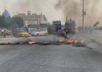 بالصور: أهالي مناطق خلف السريع يقطعون الطريق الرئيسي احتجاجاً على سوء الخدمات