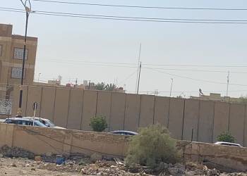 بالصور: نصب كُتل كونكريتية امام ديوان محافظة ذي قار