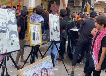 بالصور: محتجو الناصرية ينظمون معرضاً للصور في ساحة الحبوبي