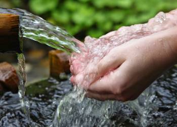 صحة ذي قار: حملة لتوزيع اقراص تعقيم مياه الشرب في سوق الشيوخ