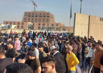 بالصور: خريجو الكليات في ذي قار يتظاهرون مجدداً امام مبنى ديوان المحافظة 