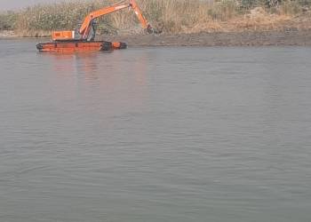 بالصور: تطهير نهر الفرات عند مدخل ذي قار لرفع الترسبات وزيادة سرعة جريانه