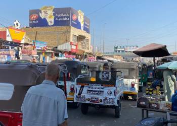 بالصور: التوك توك يملأ شوارع الناصرية ويسرق خدمات سائقي الاجرة 