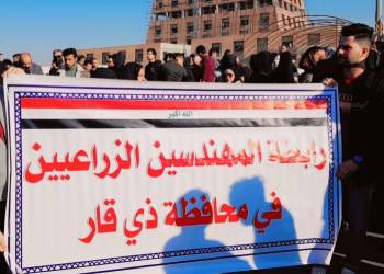 بالصور: خريجون يجددون تظاهرتهم امام مبنى ديوان محافظة ذي قار مطالبين بالتعيين