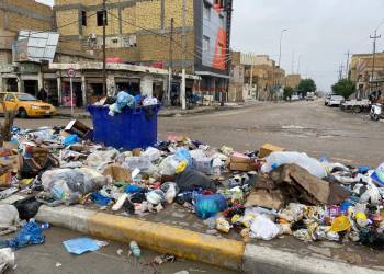 بالصور: النفايات تتكدَّس في شوارع الناصرية وتشوّه منظر المدينة