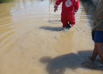 بالصور: ذي قار ترسل آليات لدعم محافظة الديوانية بسحب مياه الأمطار 