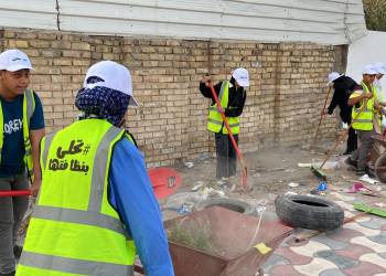 بالصور: متطوعون في الناصرية  ينظِّمون حملةً لتنظيف الأرصفة والرسم على الجدران