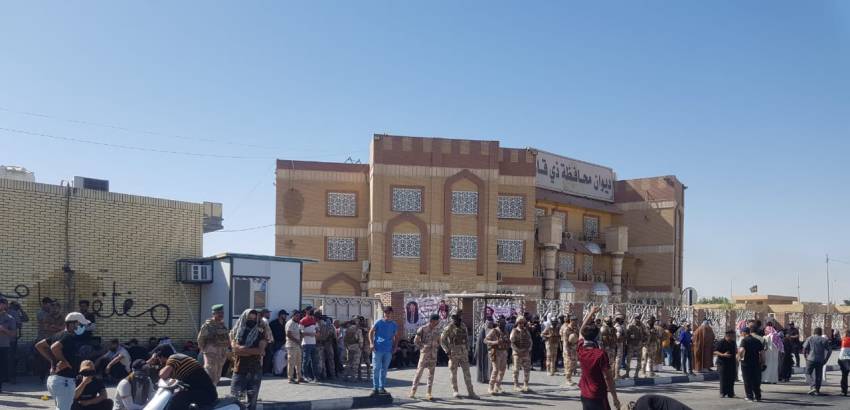 بالصور: متظاهرون يغلقون مبنى ديوان محافظة ذي قار