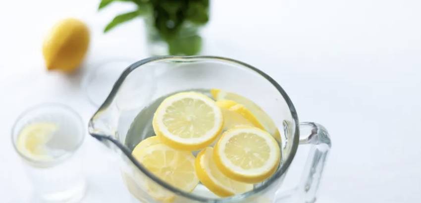 فوائد مهمة.. 7 أسباب تجعلك تضيف الليمون إلى ماء الشرب