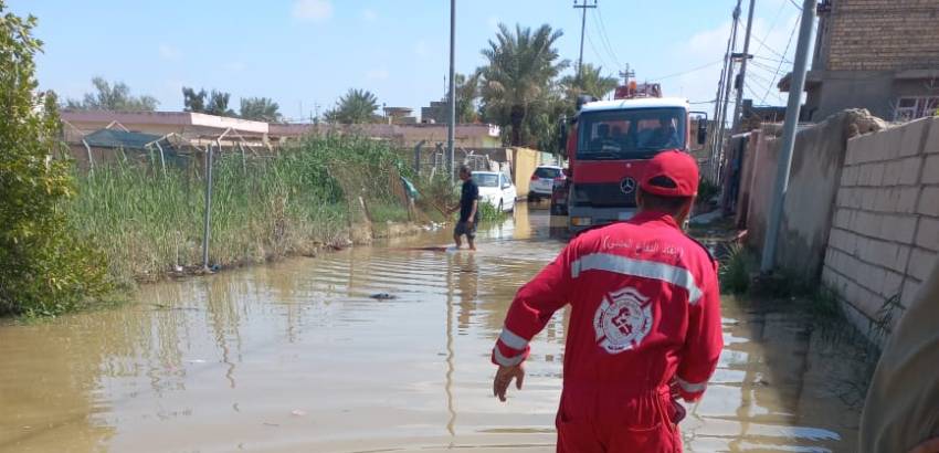 بالصور: ذي قار ترسل آليات لدعم محافظة الديوانية بسحب مياه الأمطار 
